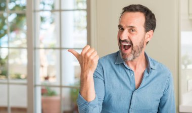 El ve parmak ile yukarı dönük mutlu yüz gülümseyen ile yakışıklı orta yaş erkek