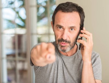 Kamera ve size, el işareti, pozitif ve kendinden emin bir jest ön parmak ile işaret smartphone kullanarak orta yaş erkek