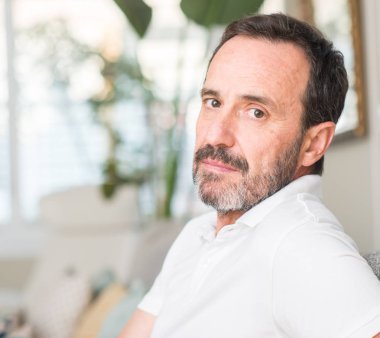 Yakışıklı orta yaş adam akıllı yüzünde ciddi düşünme emin bir ifade ile