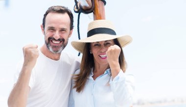 Gurur çığlık ve zafer ve başarı çok heyecanlı, duygu tezahürat kutluyor Yelkenli üzerinde seyahat orta yaş kaç