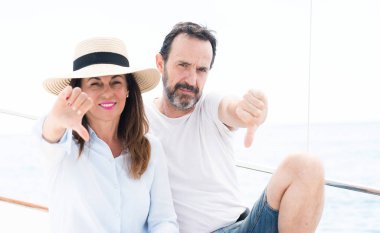 Başparmak aşağı, ret kavramı ile gösterilen eksi işareti orta yaş kaç, kızgın yüzü ile Yelkenli, beraber seyahat sevmemek