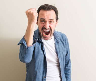 Kıdemli dostum rahatsız ve hayal kırıklığına uğramış öfke kavramı ile öfke, çılgın ve yükseltilmiş eliyle diye bağıran bağırarak