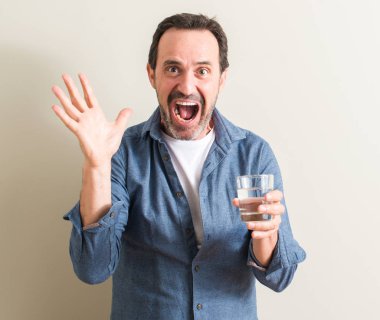 Komuta sizde içme suyu cam çok mutlu ve heyecanlı, kazanan ifadede büyük gülümseme ile çığlık ve ellerini kaldırdı zaferini kutluyor