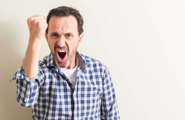 Kıdemli dostum rahatsız ve hayal kırıklığına uğramış öfke kavramı ile öfke, çılgın ve yükseltilmiş eliyle diye bağıran bağırarak