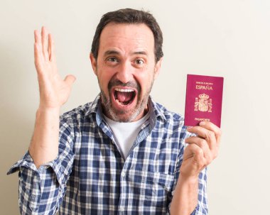 Komuta sizde İspanyol pasaportu çok mutlu ve heyecanlı, kazanan ifade ile çığlık zaferini kutluyor büyük tutarak gülümseyin ve el kaldırdı