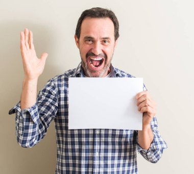 Komuta sizde boş kağıt sayfası çok mutlu ve heyecanlı, kazanan ifade ile çığlık zaferini kutluyor büyük tutarak gülümseyin ve el kaldırdı