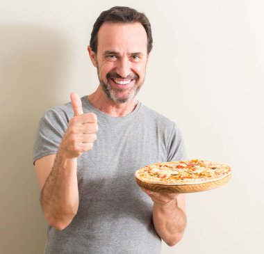 Komuta sizde ok işareti, başparmak ile parmak, mükemmel işareti yapıyor büyük gülümsemeyle pizza mutlu holding