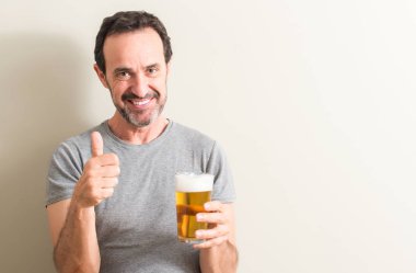 Komuta sizde ok işareti, başparmak ile parmak, mükemmel işareti yapıyor kocaman bir gülümseme ile mutlu bira içme