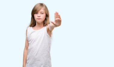 Genç Sarışın toddler açık eliyle dur işareti ile ciddi ve kendine güvenen ifade, savunma hareketi yapıyor