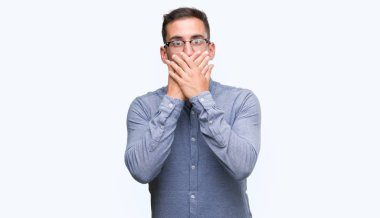 Hata için ellerle ağız kapsayan şok gözlüklü zarif yakışıklı genç. Gizli kavramı.