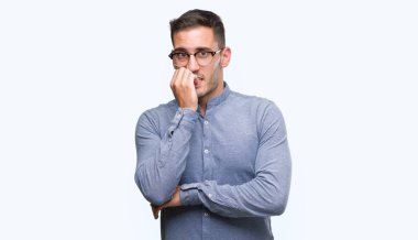 Stresli ve gergin ile eller tırnak ısırma dudaklarından seyir gözlüklü zarif yakışıklı genç. Anksiyete sorunu.