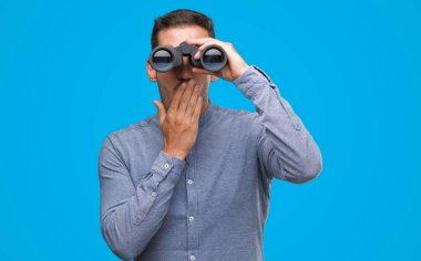 Dürbün kapak ağız için hata, ifade korku, utanç ile şok el ile üzerinden baktığımda yakışıklı genç sessizlik içinde gizli kavramı korkuttu