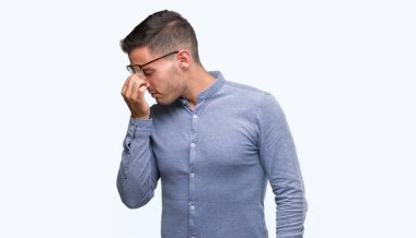 Gözlük yorgun sürtünme burun ve göz yorgunluğu ve baş ağrısı duygu zarif yakışıklı genç. Stres ve hayal kırıklığı kavramı.