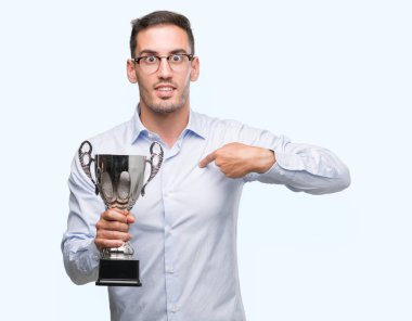 Yakışıklı genç adam kendisine ödül sürpriz yüz işaret parmağı holding