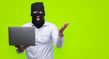 Hacker işadamı ile çığlık zaferini kutluyor bir bilgisayar dizüstü çok mutlu ve heyecanlı, kazanan ifade büyük tutarak gülümseyin ve el kaldırdı