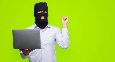 Hacker bilgisayar dizüstü çok mutlu el ve parmak ile tarafına işaret tutan işadamı
