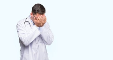 Yakışıklı genç adam üzgün ifadeyle yüz eller ile ağlayarak süre kapsayan doktor. Depresyon kavramı.