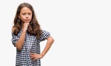 Siyah ve beyaz elbise ciddi bir yüz düşünme hakkında soru, çok karışık fikir giyen esmer Latin kız