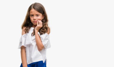 Esmer Latin kız diş ağrısı veya dişlerde dişlerle ilgili hastalık nedeniyle ağız acı ifadesi ile el ile dokunmak. Diş hekimi kavramı.