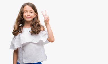 Esmer Latin kız gösterilen ve parmakları ile işaret ikincisi ise kendinden emin ve mutlu gülümseyerek.