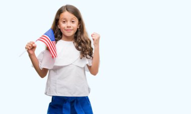 Gurur çığlık ve zafer ve başarı çok heyecanlı, duygu tezahürat kutluyor Amerika Birleşik Devletleri bayrağı tutarak esmer Latin kız