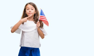 Amerika Birleşik Devletleri bayrağı çok mutlu el ve parmak ile işaret tutan esmer Latin kız