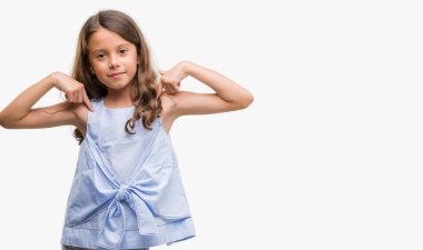 Yüzünde gülümseme ile kendinden emin görünüyorsun, kendini gururlu ve mutlu parmakları ile işaret esmer Latin kız.