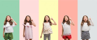 Kolaj esmer İspanyol kız başarılı fikirle parmağı yukarıyı farklı kıyafetler giyiyor. Çıktıktan ve mutlu. Bir numara.