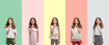 Kolaj esmer İspanyol kız dudaklarında parmak ile sessiz olmanı farklı kıyafetler giyiyor. Sessizlik ve gizli kavramı.