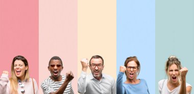 Bir grup insan karışık, kadınlar ve erkekler rahatsız ve kızgın negatif duygu ifade, birisi ile rahatsız