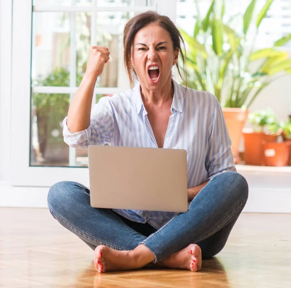 Mulher Meia Idade Usando Laptop Casa Irritado Frustrado Gritando Com — Fotografia de Stock