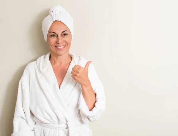 美丽的中年妇女 湿头发穿着毛巾高兴与大微笑做 拇指与手指 优秀的标志 — 图库照片