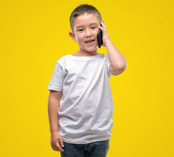 Niño Cabello Oscuro Usando Teléfono Inteligente Con Una Cara Feliz —  Fotos de Stock