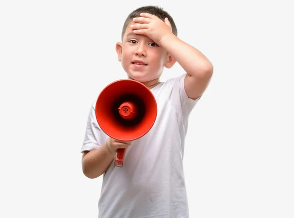 Criança Cabelos Escuros Segurando Megafone Estressado Com Mão Cabeça Chocado — Fotografia de Stock