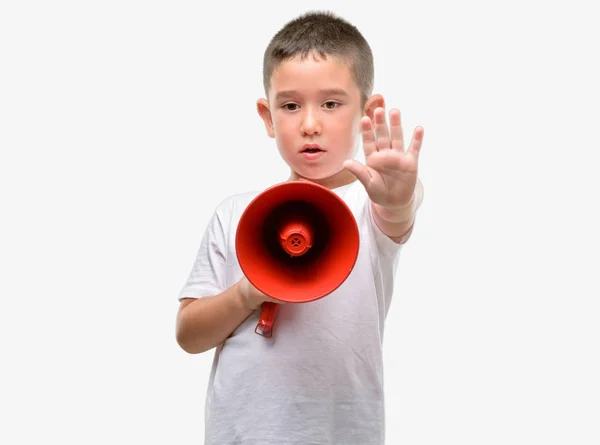 Criança Cabelos Escuros Segurando Megafone Com Mão Aberta Fazendo Sinal — Fotografia de Stock