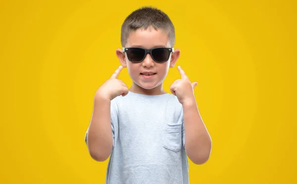 Criança Cabelos Escuros Usando Óculos Sol Muito Feliz Apontando Com — Fotografia de Stock