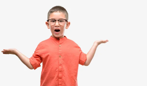 Criança Cabelos Escuros Usando Óculos Muito Felizes Animados Expressão Vencedora — Fotografia de Stock