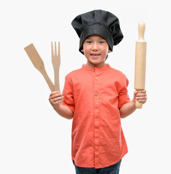 Dunkelhaariges Kleines Kind Kochuniform Mit Einem Glücklichen Gesicht Stehend Und — Stockfoto