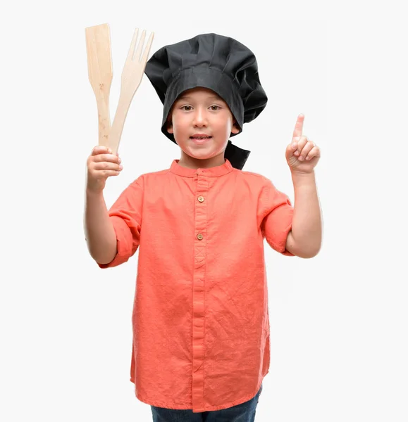 Bambino Dai Capelli Scuri Con Indosso Uniforme Chef Sorpreso Idea — Foto Stock