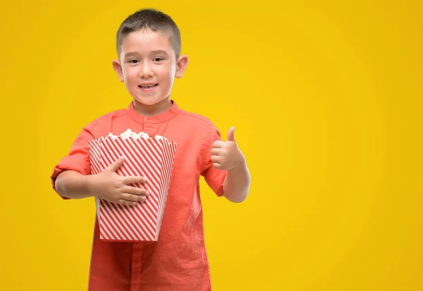 Niño Moreno Comiendo Palomitas Maíz Feliz Con Una Gran Sonrisa — Foto de Stock