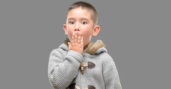 Criança Cabelos Escuros Usando Uma Boca Capa Casaco Com Mão — Fotografia de Stock