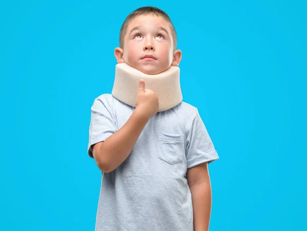 Niño Cabello Oscuro Lesionado Con Cuello Cuello Cara Seria Pensando — Foto de Stock