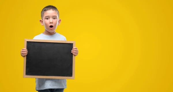 Bambino Dai Capelli Scuri Che Tiene Una Lavagna Spaventata Stato — Foto Stock