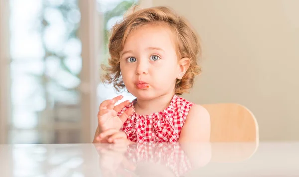 Mooie Blonde Kind Met Blauwe Ogen Aardbei Thuis Eten — Stockfoto