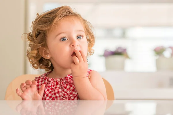 Linda Criança Loira Com Olhos Azuis Comendo Doces Casa — Fotografia de Stock