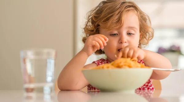 Belle Enfant Blonde Mangeant Des Spaghettis Avec Les Mains Maison — Photo