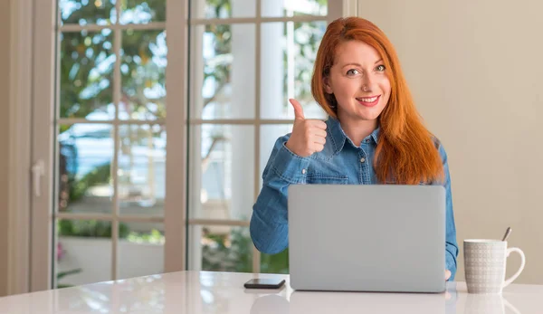 Pelirroja Mujer Usando Computadora Portátil Casa Feliz Con Una Gran —  Fotos de Stock