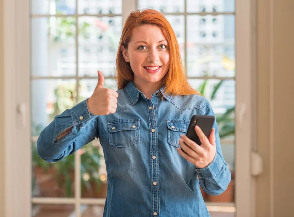 Donna Rossa Utilizzando Smartphone Casa Felice Con Grande Sorriso Facendo — Foto Stock