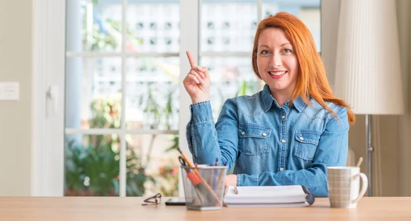 Roodharige Vrouw Studeren Aan Het Huis Erg Blij Wijzen Met — Stockfoto