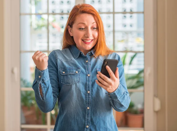 Redhead Donna Utilizzando Smartphone Casa Urlando Orgoglioso Celebrando Vittoria Successo — Foto Stock